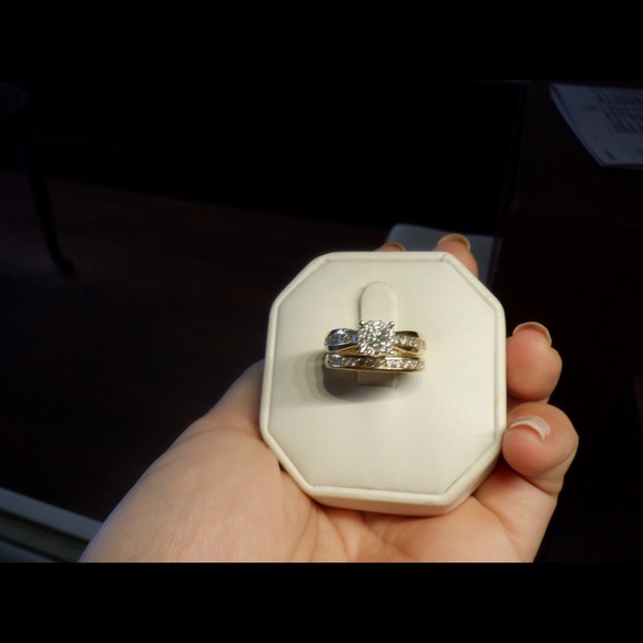 14k yellow gold Diamond d bridal set. - Picture 2 of 4